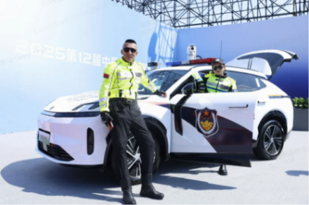 科技赋能警务 安全护航未来——吉利汽车携警用装备明星车型亮相第十二届警博会